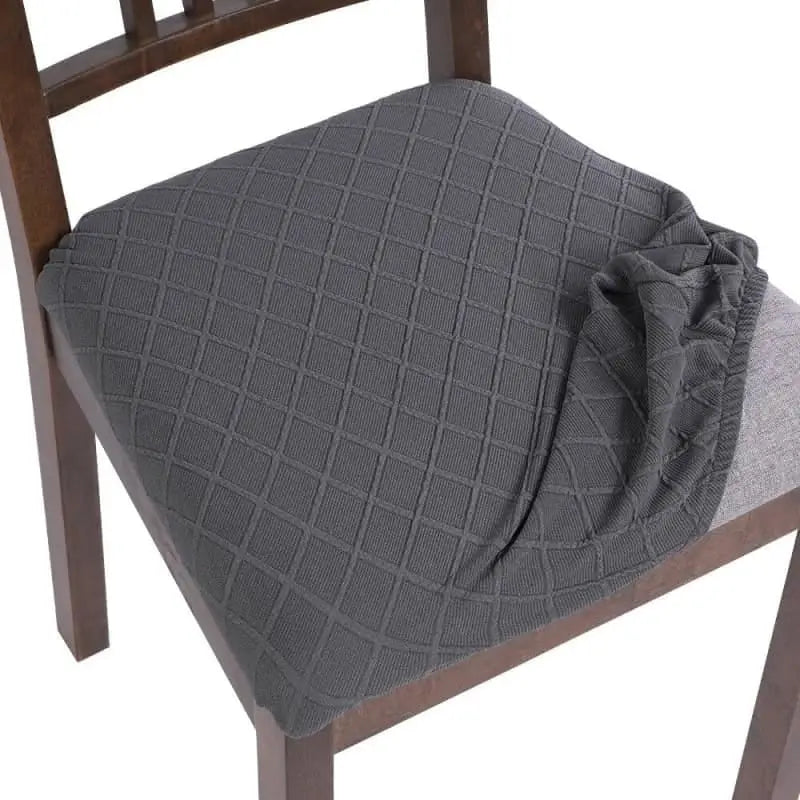 Chair with blanket showcasing lusure quotidienne chair seat covers, faciles à installer.