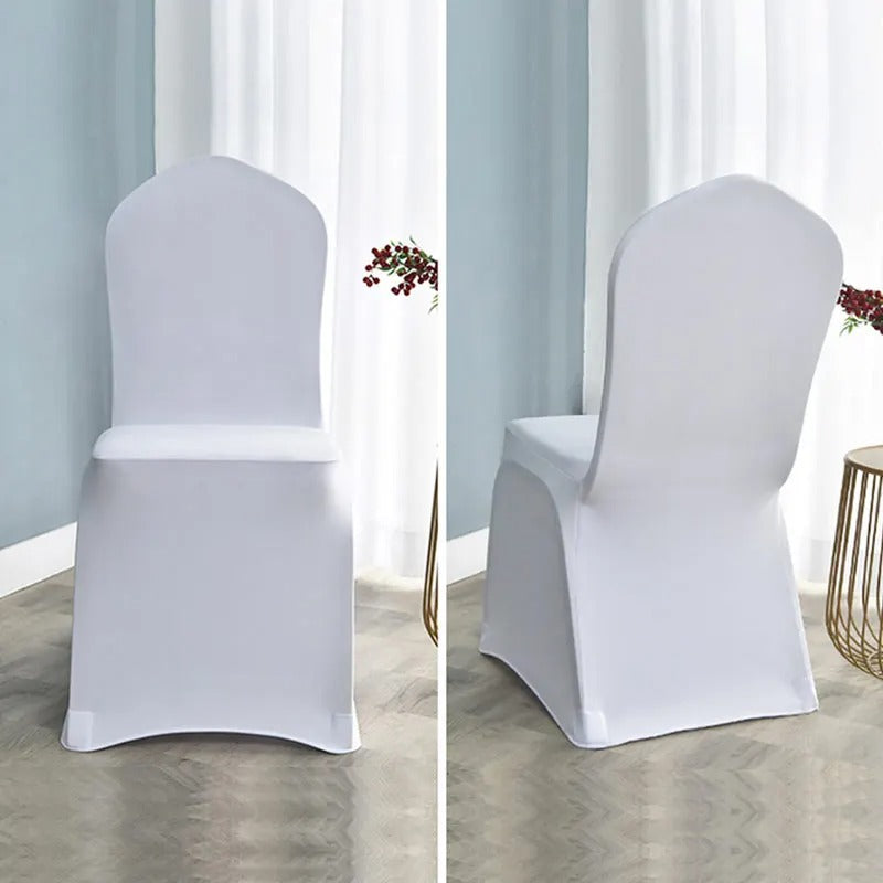 Housse de Chaise Mariage blanche élégante sur une chaise mariage pour un mariage rouge