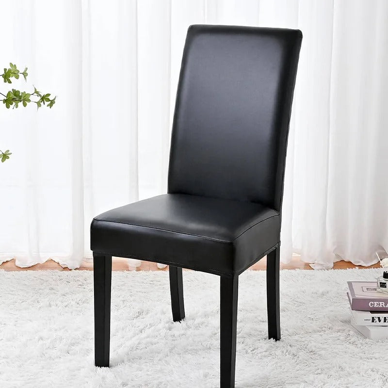 Chaise simili-cuir Eclipse noire avec dossier haut et pieds en bois