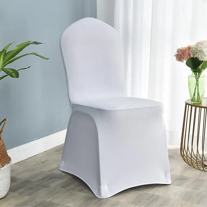 Chaise blanche mariage avec housse de tissu ajustée pour un élégant décor de mariage